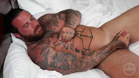 Rebel — Hipster tatuado muy masculino