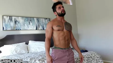 Heißer muslimischer Hunk mit großem Schwanz wichst sich einen