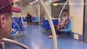 Chico guapo encontrado en el metro: mamada y polvo anal