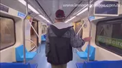Chico guapo encontrado en el metro: mamada y polvo anal