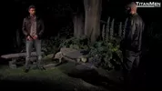 Plan chaud dans un lieu de drague à la tombée de la nuit