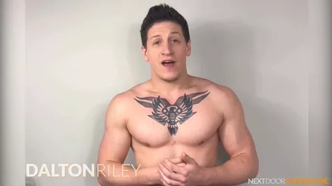 Dalton Riley — manzo pompato si masturba