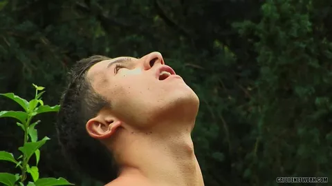 Trio hot avec un nudiste