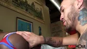 Junger Schwarzer wird vom tätowierten Hipster bareback gefickt — Anthony & Matthew