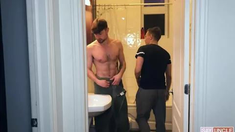 Partage de salle de bain – Drew Dixon & Ethan Chase