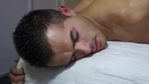 Beaux gosses parisiens baisent sans capote