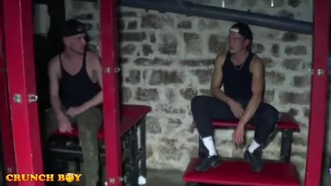 Polvo discreto entre chavales de barrio