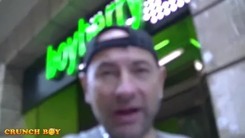 Os bartenders do Boyberry Club em Madrid transam em público