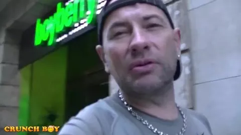 Les barmans du Boyberry Club à Madrid baisent en public