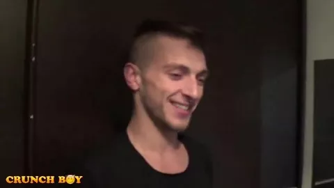 Roman Tik estreia o cu do Carlos