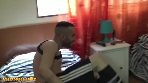 Jock e imbraghi — questi giovani francesi sono ben equipaggiati!