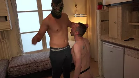 Sissy sottomessa addestrata da un master arabo