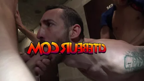 Trío en la bodega con 3 macarras