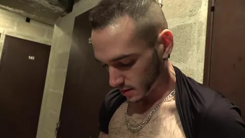 Keller-Nummer unter jungen Straßenkerlen