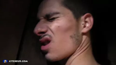 Jovem submisso pelos beurs da quebrada