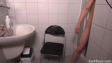 Joven ruso se pajea en el baño