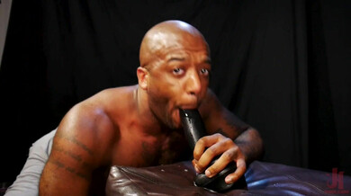 Bunda peluda e musculosa monta um dildo gigante