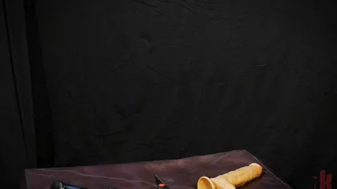 Behaarter Muskelarsch reitet einen riesigen Dildo