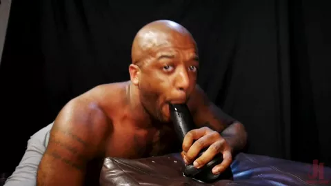 Culo peloso e palestrato cavalca un dildo enorme