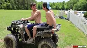 Baise exhib d'un jeune couple sur leur quad — Colby Chambers & Mickey Knox