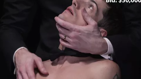 Bear défonce le petit cul d'une crevette