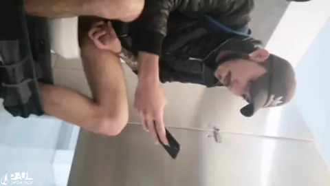Je le suce et il me baise dans les toilettes publiques