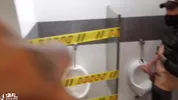 Se la chupo y me folla en el baño público
