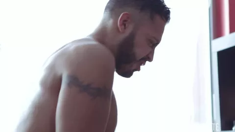 O macho Viktor Rom domina a bunda musculosa do russo Denis Sokolov