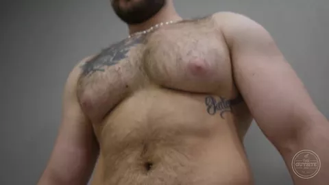 Troncudo como um touro, peitorais gigantes