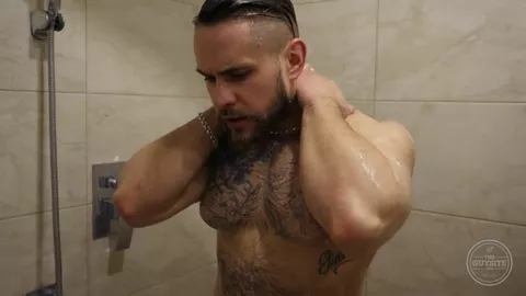 Troncudo como um touro, peitorais gigantes