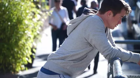 Schneller Fick in der Gasse mit einem Fremden — Leo Sweetwood & Bray Love