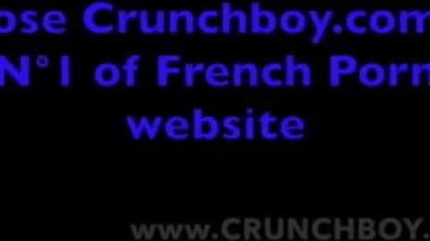 Bogoss 25 ans adore baiser du daddy poilu en club