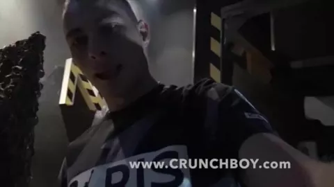 Guapazo de 25 adora destrozar daddies peludos en el club