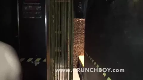 Valentino tassé au jus par Alexis CLARK dans une backroom