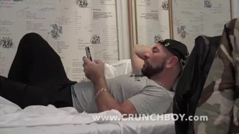 Passif musclé en jockstrap fécondé par un bi discret