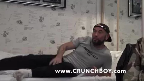 Bottom muscoloso in jockstrap inseminato da bisex discreto