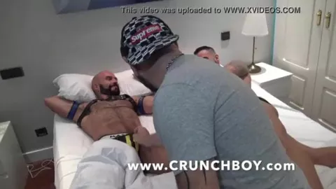 Muskulöser Bottom im Jockstrap wird von diskretem Bi-Mann befruchtet