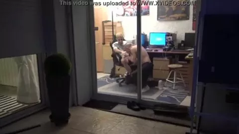 Er filmt seine Nachbarn beim Ficken