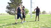 Dopo l’allenamento, due cestisti si scopano un compagno