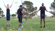 Dopo l’allenamento, due cestisti si scopano un compagno