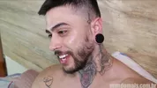Tätowierter, sexy brasilianischer Hipster