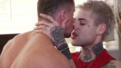 Cazzone per un culo bello tondo — Mickey Taylor & Skyy Knox