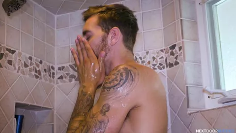 Pillado oliendo la ropa del compi — Jackson Cooper & Carter Woods