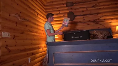 Oliver y Jordan se exhiben y se la chupan en el bosque