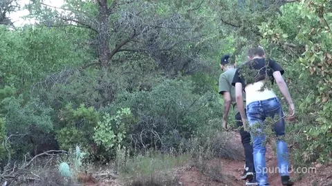 Oliver et Jordan s’exhibent et se sucent dans les bois