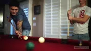 Grosses boules et longue queue sur la  table de billard – Ashtin Bates & Seth Peterson