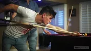 Grosses boules et longue queue sur la  table de billard – Ashtin Bates & Seth Peterson