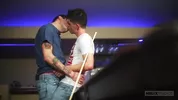 Grosses boules et longue queue sur la  table de billard – Ashtin Bates & Seth Peterson