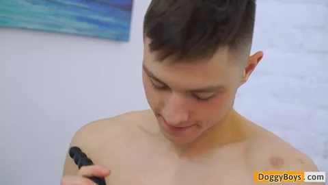 JH bi-curioso se mete un rosario anal