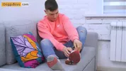 JH bi-curioso enfia um terço anal